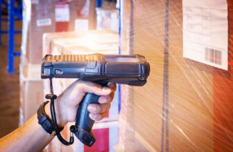 Automatyzacja procesów magazynowych stała się kluczowym elementem dla firm dążących do zwiększenia wydajności i redukcji błędów. Integracja systemów magazynowych z urządzeniami skanującymi, takimi jak skanery kodów, to jeden z najważniejszych kroków w tym kierunku. Skaner kodów umożliwia szybkie i precyzyjne przetwarzanie danych, co przekłada się na lepsze zarządzanie zasobami. Przykładowo, skaner kodów umożliwia jeszcze lepszą identyfikację zasobów, co zwiększa efektywność operacyjną przedsiębiorstwa. W rezultacie przedsiębiorstwa mogą skuteczniej realizować zamówienia i optymalizować stany magazynowe. Korzyści z integracji systemów magazynowych ze skanerami kodów Integracja oprogramowania magazynowego ze skanowaniem kodów przynosi wiele korzyści. Po pierwsze, eliminuje konieczność ręcznego wprowadzania danych, co minimalizuje ryzyko błędów ludzkich. Kolejną zaletą jest skrócenie czasu potrzebnego na przetwarzanie informacji. Dodatkowo, zastosowanie skaner kodów znacząco skraca czas operacji, a najnowsze rozwiązania, takie jak https://jshop.jantar.pl/pl/c/Skanery-i-czytniki-kodow-kreskowych/20, dodatkowo usprawniają cały proces. Dzięki automatyzacji można osiągnąć większą dokładność inwentaryzacji. Oto kilka kluczowych korzyści: Zwiększenie efektywności operacyjnej poprzez szybsze przetwarzanie zamówień. Zredukowanie liczby pomyłek związanych z ręcznym wpisywaniem danych. Lepsza kontrola nad stanem magazynu dzięki aktualizacji w czasie rzeczywistym. Wyzwania związane z implementacją systemów skanujących Mimo licznych zalet, wdrożenie technologii skanowania kodów wiąże się również z pewnymi wyzwaniami. Przede wszystkim wymaga to inwestycji w odpowiednie urządzenia oraz dostosowanie istniejącego oprogramowania magazynowego do nowych rozwiązań. Istotne jest także przeszkolenie personelu w zakresie obsługi nowych narzędzi, co może być czasochłonne i kosztowne. Lista głównych wyzwań obejmuje: Koszt zakupu i utrzymania sprzętu oraz oprogramowania. Konieczność regularnej konserwacji urządzeń skanujących. Zarządzanie zmianami organizacyjnymi związanymi z nowymi technologiami. Przyszłość automatyzacji dzięki technologii skanowania Postęp technologiczny nieustannie wpływa na rozwój systemów magazynowych. W miarę jak rośnie zapotrzebowanie na jeszcze bardziej zaawansowane rozwiązania, technologie takie jak sztuczna inteligencja czy Internet Rzeczy (IoT) zaczynają odgrywać coraz większą rolę w automatyzacji magazynowej. Skanery kodów są tylko jednym z elementów tej układanki, jednak ich integracja daje solidną podstawę do dalszych usprawnień i innowacji. Integracja z skaner kodów przyczyni się do dalszej automatyzacji procesów, zwiększając konkurencyjność przedsiębiorstw na globalnym rynku. Dzięki połączeniu różnych technologii możliwe jest stworzenie w pełni zautomatyzowanego środowiska pracy, które nie tylko przyspiesza procesy logistyczne, ale także podnosi jakość obsługi klienta poprzez szybsze realizacje zamówień i mniej błędnych dostaw. Sukces automatyzacji zależy od zdolności adaptacyjnych przedsiębiorstw oraz gotowości do inwestycji w nowe technologie. Przemiany te prowadzą do większej konkurencyjności na rynku oraz otwierają nowe możliwości przed firmami różnej wielkości. Podsumowując, integracja systemów magazynowych ze skanerami kodów to krok ku przyszłości, w której efektywność i precyzja będą miały kluczowe znaczenie dla biznesu osiągającego sukcesy na globalnym rynku. – Artykuł sponsorowany