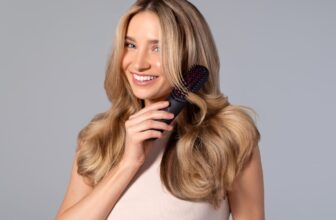 Zimą wiele osób zauważa, że włosy stają się bardziej suche, matowe i podatne na uszkodzenia. Często jednak nie wynika to wyłącznie z warunków atmosferycznych, lecz z nieświadomych błędów pielęgnacyjnych. Niskie temperatury, suche powietrze i noszenie czapek wymagają innego podejścia do pielęgnacji niż latem, a powielanie letnich nawyków może znacząco pogorszyć stan włosów. Z perspektywy fryzjera kluczowe jest nie tylko to, co robimy dla włosów zimą, ale również to, czego nie robimy. Eliminacja kilku podstawowych błędów często przynosi szybsze efekty niż wprowadzanie kolejnych kosmetyków. Zbyt agresywne mycie i niewłaściwe kosmetyki Jednym z najczęstszych błędów zimowej pielęgnacji jest stosowanie zbyt silnych szamponów. Mocne detergenty w połączeniu z zimnem i suchym powietrzem zaburzają naturalną barierę ochronną skóry głowy i włosów. Typowe błędy na tym etapie to: używanie szamponów o silnym działaniu oczyszczającym, mycie włosów bardzo gorącą wodą, zbyt częste mycie bez realnej potrzeby, pomijanie odżywki po myciu. W efekcie włosy stają się szorstkie, szybciej się elektryzują i tracą elastyczność. Zimą pielęgnacja powinna opierać się na łagodnym oczyszczaniu i regularnym nawilżaniu, a nie na „odtłuszczaniu” włosów. Noszenie czapki w niewłaściwy sposób Czapka zimą jest konieczna, ale niewłaściwe jej użytkowanie może powodować więcej szkody niż pożytku. Najczęstszym problemem jest tarcie włosów o sztuczne materiały oraz brak wentylacji skóry głowy. Najczęściej popełniane błędy to: zakładanie czapki na wilgotne włosy, wybieranie czapek z materiałów syntetycznych, noszenie bardzo ciasnych nakryć głowy, ciągłe zdejmowanie i zakładanie czapki w ciągu dnia. Takie nawyki prowadzą do łamania włosów, ich elektryzowania się oraz przetłuszczania skóry głowy. Warto wybierać czapki z naturalnych lub oddychających materiałów i zawsze zakładać je na całkowicie suche włosy. Nadmierna stylizacja i brak ochrony przed temperaturą Fryzjerzy PODWIKASTUDIO zwracają uwagę, że w sezonie zimowym włosy znacznie gorzej tolerują wysoką temperaturę podczas suszenia i stylizacji. Niestety wiele osób próbuje „ratować” fryzurę prostownicą lub suszarką ustawioną na maksymalną moc, co tylko pogarsza problem. Do częstych błędów należą: codzienne prostowanie lub kręcenie włosów, brak kosmetyków termoochronnych, suszenie włosów bardzo gorącym powietrzem, stylizacja tuż przed wyjściem na mróz. Nagłe zmiany temperatury osłabiają strukturę włosa, powodując mikrouszkodzenia i łamliwość. Zimą stylizacja powinna być ograniczona do minimum, a jeśli jest konieczna – zawsze z użyciem ochrony termicznej i odpowiedniego czasu na „ostygnięcie” włosów przed wyjściem z domu. Zaniedbywanie skóry głowy i codziennych nawyków W pielęgnacji włosów zimą często zapomina się o skórze głowy, która reaguje na zimowe warunki równie intensywnie jak same włosy. Swędzenie, łupież czy nadmierne przetłuszczanie to często efekt zaniedbań, a nie problemów stricte dermatologicznych. Do najczęstszych błędów należą: brak nawilżania skóry głowy, intensywne drapanie i podrażnianie, spanie z mokrymi włosami, zbyt rzadkie podcinanie końcówek, niedostateczne nawodnienie organizmu. Zdrowe włosy zaczynają się od zdrowej skóry głowy. Zimą warto wprowadzić delikatne peelingi, nawilżające wcierki oraz zadbać o ogólną kondycję organizmu poprzez odpowiednią dietę i nawodnienie.