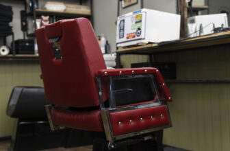 "No-show", czyli niepojawienie się klienta na umówioną wizytę bez wcześniejszego odwołania, to prawdziwa zmora branży beauty. Wielu właścicieli salonów macha na to ręką, traktując to jako wpisane ryzyko zawodowe. "Trudno, napiję się kawy i odpocznę" – myślisz. Ale czy na pewno stać Cię na taką pobłażliwość? Jeśli weźmiesz do ręki kalkulator i policzysz realne koszty, ta "darmowa" przerwa na kawę może okazać się najdroższą w Twoim życiu. Matematyka strat – to boli bardziej niż myślisz Zróbmy szybką i brutalną kalkulację. Załóżmy, że średnia wartość usługi w Twoim salonie to 150 zł. Jeśli tylko 3 razy w tygodniu klient nie przyjdzie na wizytę, tracisz 450 zł tygodniowo. To daje około 1800 zł miesięcznie i aż 21 600 zł rocznie! Za tę kwotę mógłbyś pojechać na luksusowe wakacje z rodziną, kupić najnowszy sprzęt do salonu lub sfinansować profesjonalne szkolenia dla całego zespołu. A to tylko utracony przychód. Do tego dochodzą koszty stałe, które ponosisz niezależnie od tego, czy fotel jest pusty, czy pełny: prąd, ogrzewanie, czynsz oraz wynagrodzenie pracownika, który w tym czasie bezczynnie czeka. Dlaczego klienci nie przychodzą? Zazwyczaj powodem nie jest zła wola czy brak szacunku. Żyjemy w biegu, jesteśmy przebodźcowani informacjami. Klientka, która umawiała się 3 tygodnie temu na paznokcie, po prostu zapomniała, że to "już dziś". Papierowy kalendarz nie wyśle jej przypomnienia. Ty też, w natłoku pracy, możesz nie mieć czasu, by rano dzwonić do każdego z potwierdzeniem. Tutaj z pomocą przychodzi automatyzacja. Automatyczne SMS-y z Łap Termin – strażnik Twojego przychodu System rezerwacji online Laptermin.pl posiada wbudowaną funkcję, która niemal całkowicie eliminuje problem "no-show". Mowa o automatycznych powiadomieniach SMS. Jak to działa w praktyce? System sam, bez Twojej ingerencji, wysyła do klienta wiadomość (np. 24 godziny przed wizytą) z przypomnieniem o terminie. To proste rozwiązanie psychologiczne. Klient, otrzymując SMS, czuje się zobowiązany. Jeśli coś mu wypadło – odwoła wizytę, dając Ci szansę na znalezienie zastępstwa (np. wrzucając info na Instagram). Jeśli zapomniał – podziękuje za przypomnienie i przyjdzie. Badania pokazują, że automatyczne przypomnienia potrafią zredukować liczbę nieobecności nawet o 70%. W skali roku to tysiące złotych uratowanego przychodu. Wygoda i profesjonalizm w jednym Laptermin.pl to nie tylko "przypominajka". To kompleksowy system, który pozwala zarządzać całym salonem. Ale nawet jeśli używałbyś go tylko dla funkcji powiadomień SMS, inwestycja zwróci się błyskawicznie, prawdopodobnie już po pierwszej "uratowanej" wizycie. Twoi klienci docenią, że dbasz o ich czas i pamięć, a Ty przestaniesz stresować się pustymi przebiegami. Zacznij szanować swój czas i pieniądze. Wyeliminuj puste fotele w swoim salonie dzięki automatyzacji od Łap Termin.