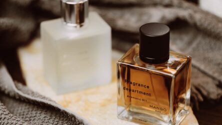 KOLEKCJA PERFUM: JAK EKSPOZYCJONOWAĆ I STYLOWO DEKOROWAĆ POKÓJ – PORADNIK DLA PERFUMISTY