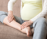 Jak pończochy uciskowe wspierają kobiety w ciąży – praktyczny poradnik dla przyszłych mam