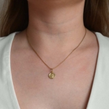 Złote medaliki – klasyczny dodatek o wyjątkowym znaczeniu